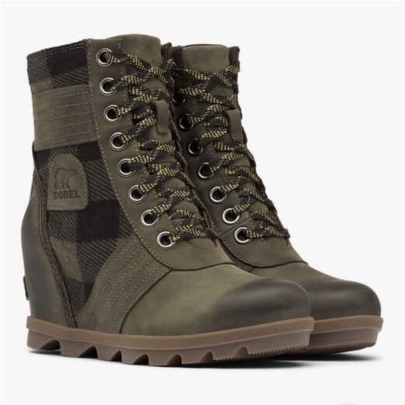 Sorel Lexie Wedge Boot Waterproof Buffalo Plaid In Olive Green & Black 
Size 8.5 - Picture 1 of 10
